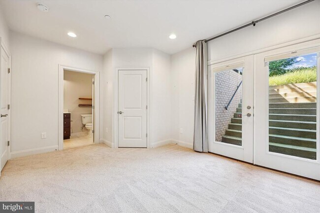 Building Photo - 448 Salk Cir