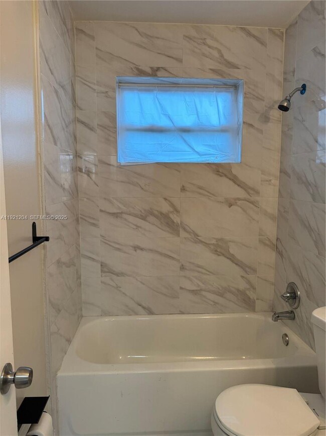 Building Photo - 522 NW 13th Ave