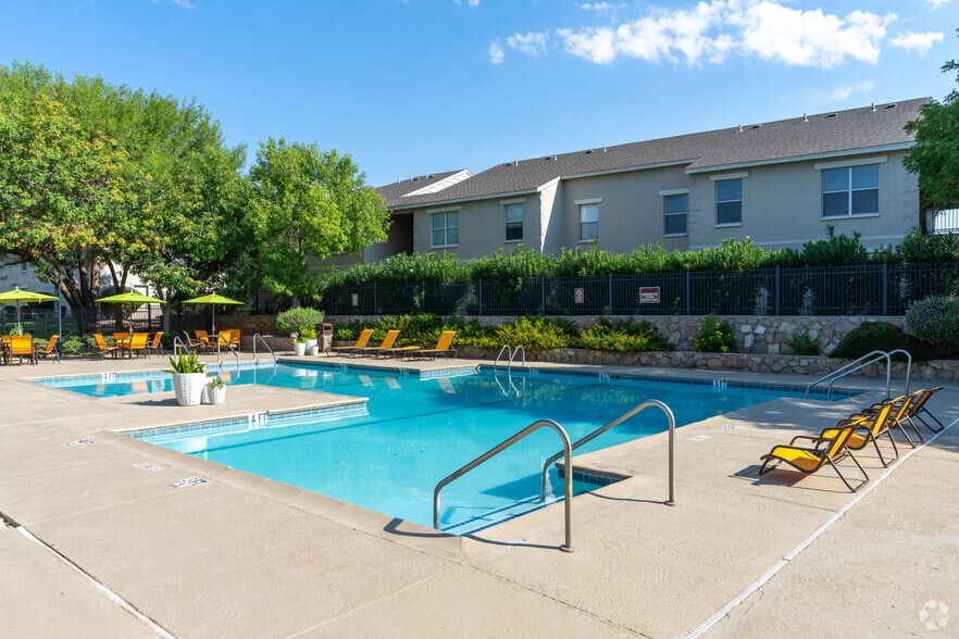 Primary Photo - Phoenix Apts.