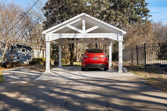 Building Photo - Gated versatile lifestyle property tucked into the heart of Tennessee’s most scenic countryside