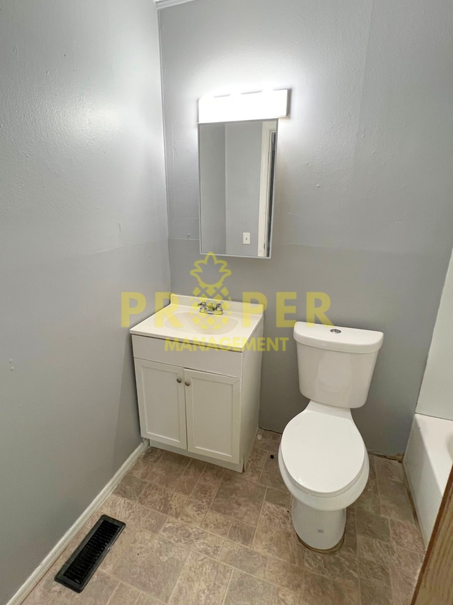 Building Photo - 3 bedrooms 1.5 bathroom