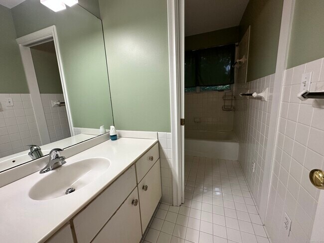 Building Photo - 451 Pine Tree Dr