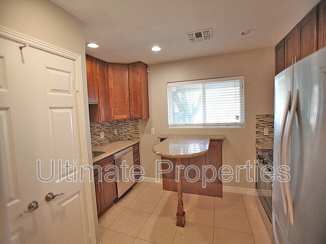 Building Photo - 1003 W Howe St