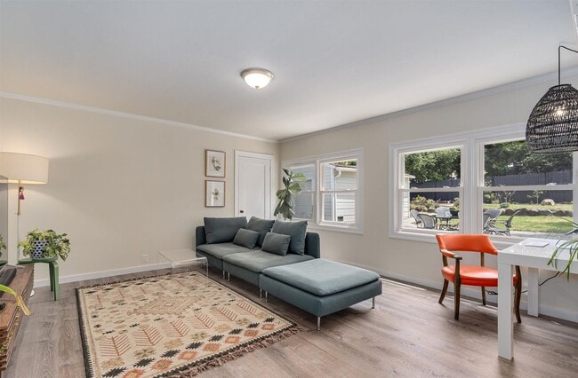 Building Photo - Alta Heights Beautifully Renovated Cottage