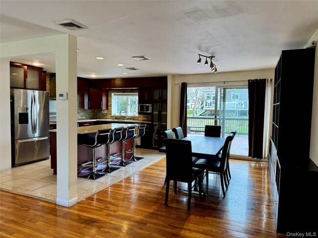 Building Photo - 6 Fairway Dr