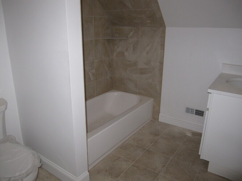 Building Photo - 198 Union Ave