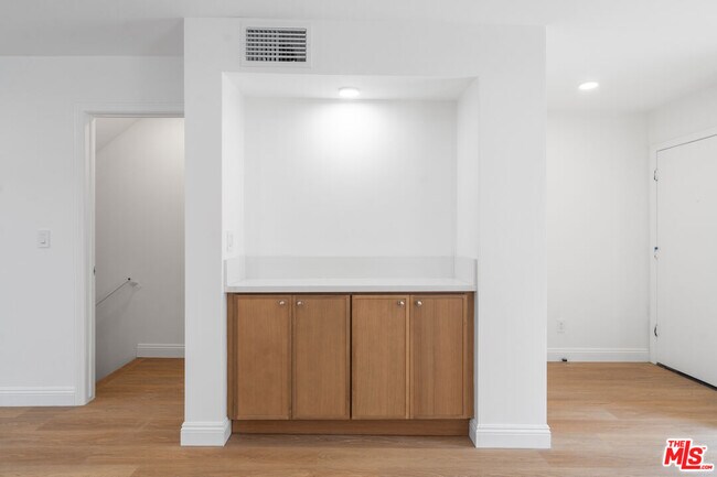 Building Photo - 2541 Stoner Ave
