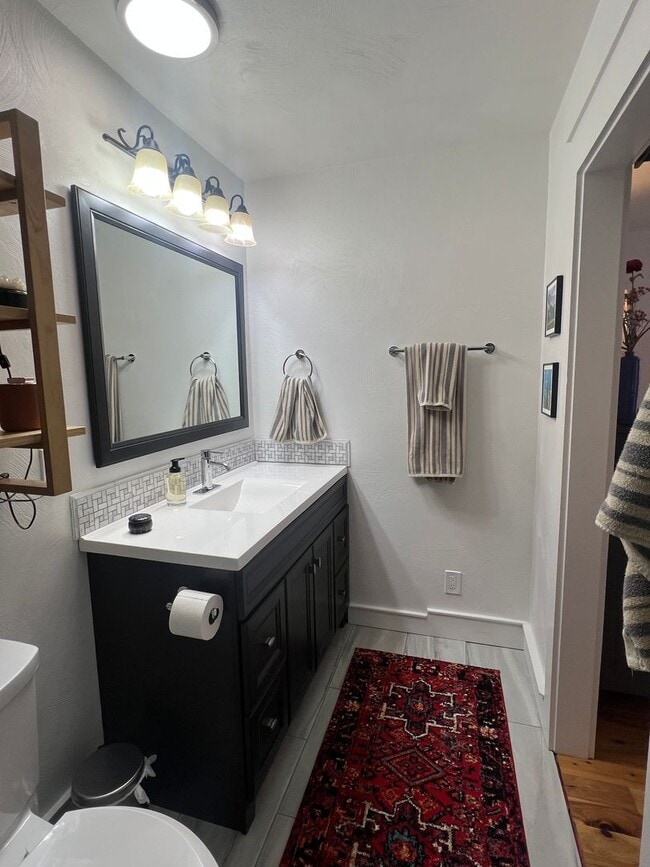 Building Photo - Updated Town house backed by National Forest