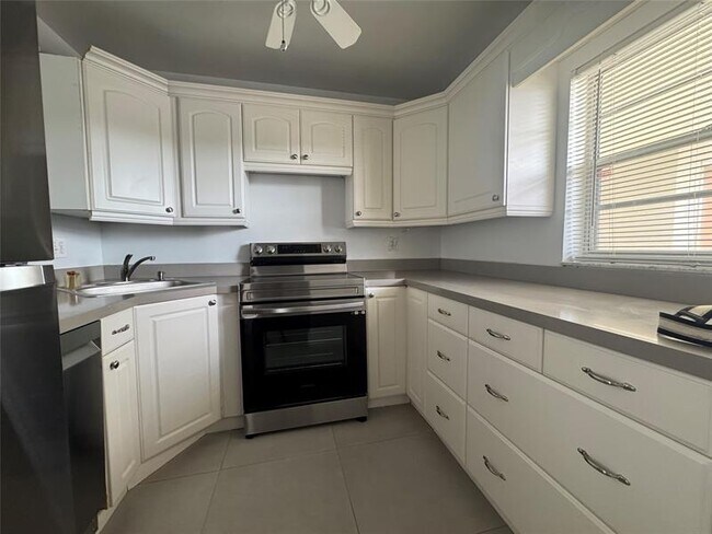 Building Photo - 9235 Lagoon Pl