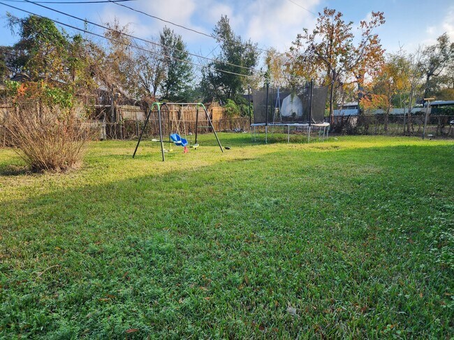 Building Photo - 13001 Knollcrest St