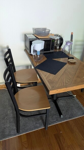 Breakfast table + 4 matching chairs - 2565 Fairfield Pl