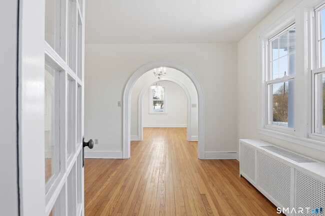 Building Photo - 815 E Main St