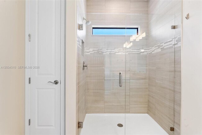 Building Photo - 2485 Primrose Pl