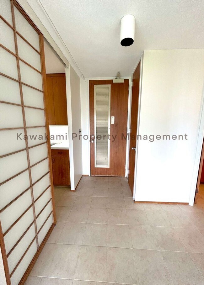 Building Photo - 18th Floor Queen Emma Gardens Apartment - ...