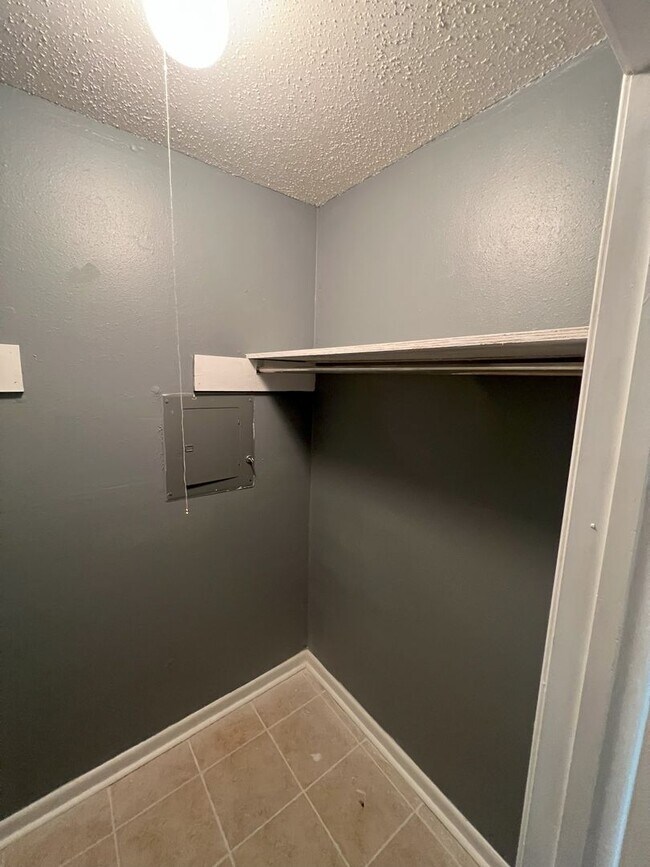 Building Photo - Move in Special!!!!!! Newly renovated 2 Be...