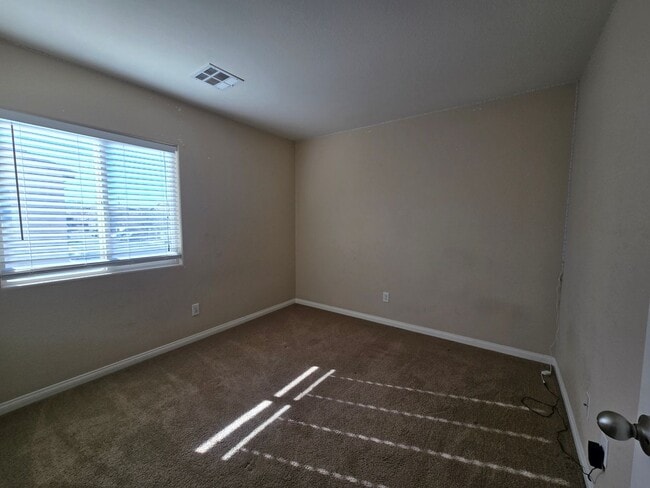 Building Photo - An Amazing 3 Bedroom Home in South East Las Vegas.