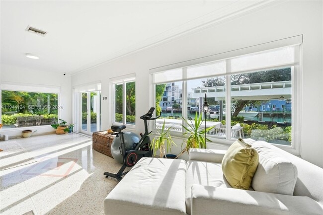 Building Photo - 950 S Shore Dr