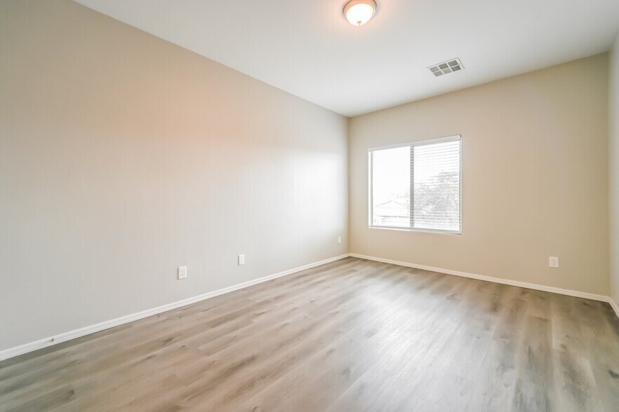 Building Photo - 153 E Dry Creek Rd