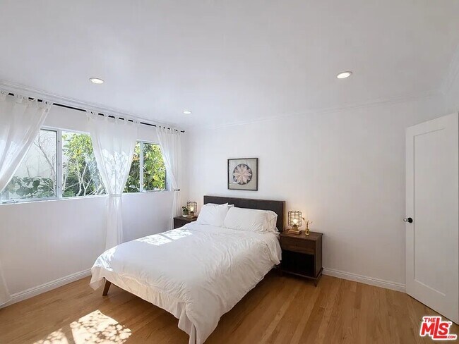 Building Photo - 1033 20th St