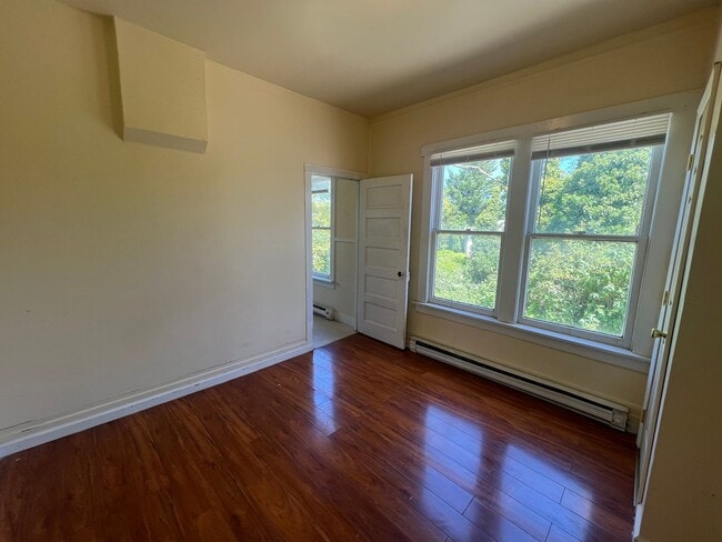 Building Photo - 3 Bed / 1 Bath Home with Outdoor Space