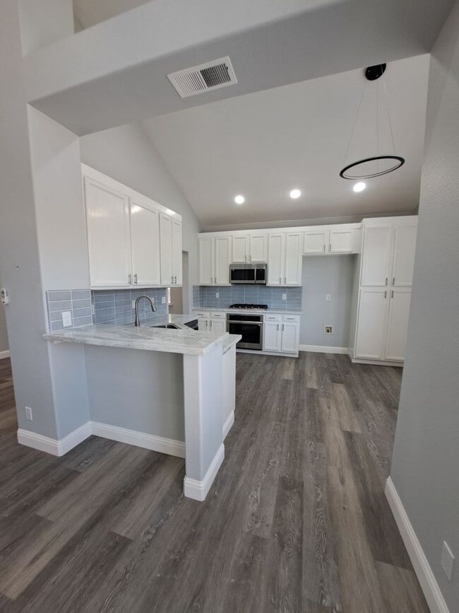 Building Photo - Beautiful 3 Bedroom Home for Rent in well ...