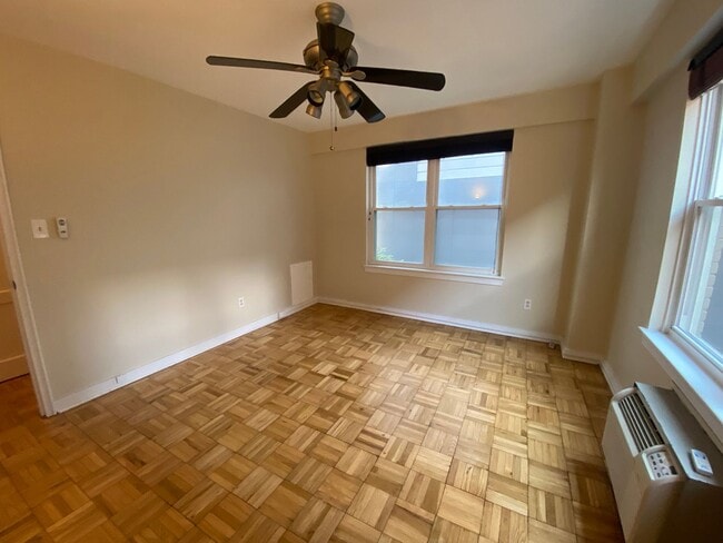 Building Photo - Charming 1 Bed 1 Bath Mid-Rise Condo In We...