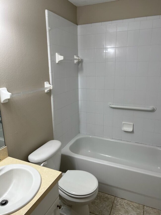 Building Photo - Three Bedroom Two 1/2 Bath condo in SW Hai...