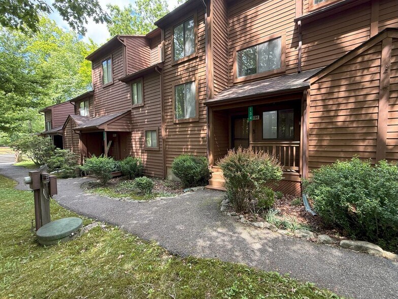 Building Photo - 134 English Ct