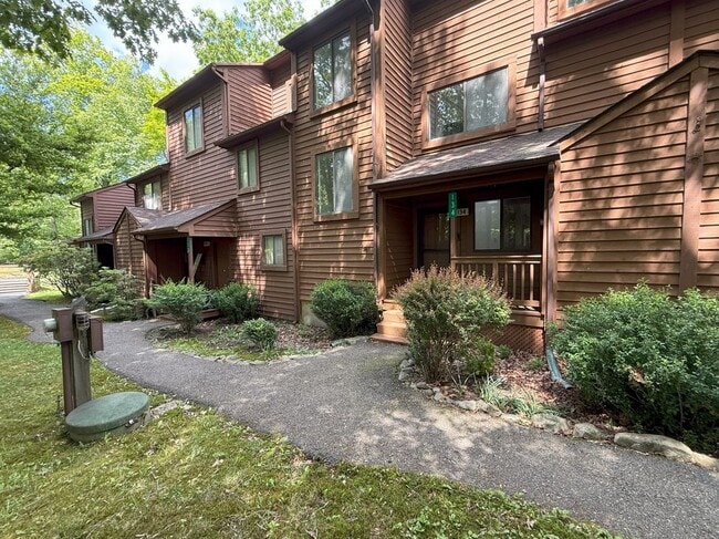 Building Photo - 134 English Ct