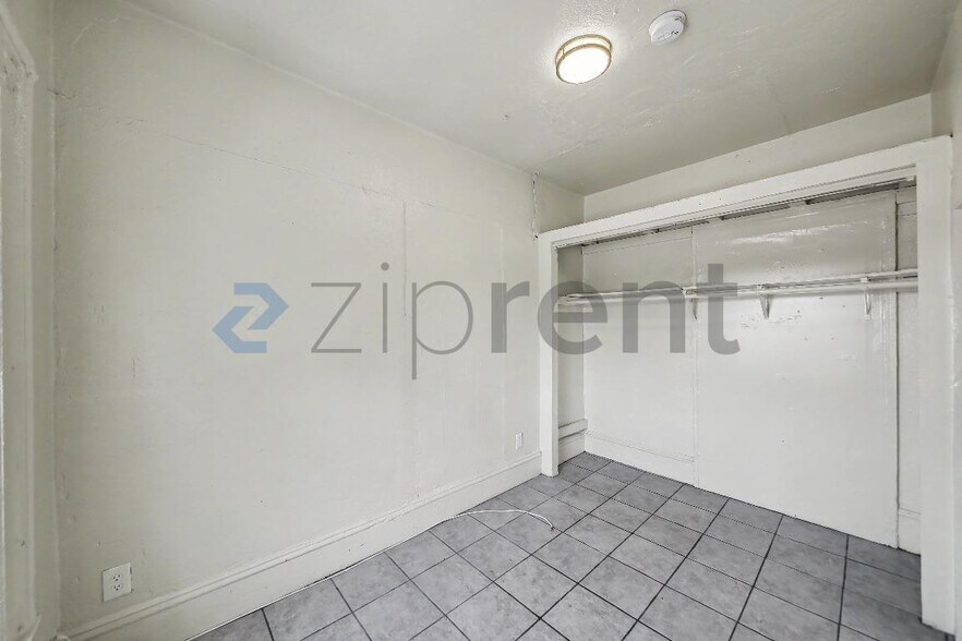 Building Photo - Unit B
