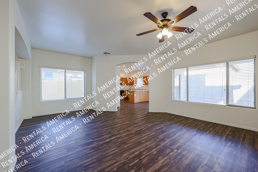 Building Photo - 323 N 76th Pl