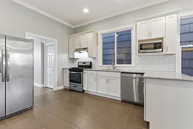 Building Photo - Bright & Modern 2BR Flat with Driveway Parking — Newly Renovated in Silver Terrace
