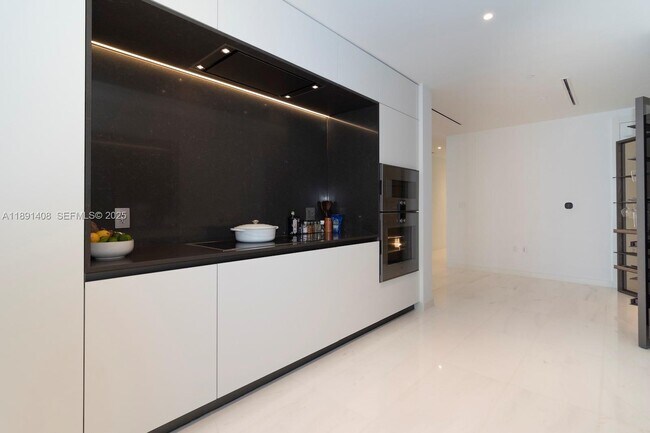 Building Photo - 300 Biscayne Blvd Way