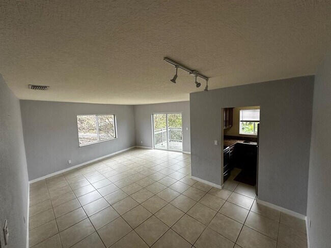 Building Photo - 578 NE 20th St