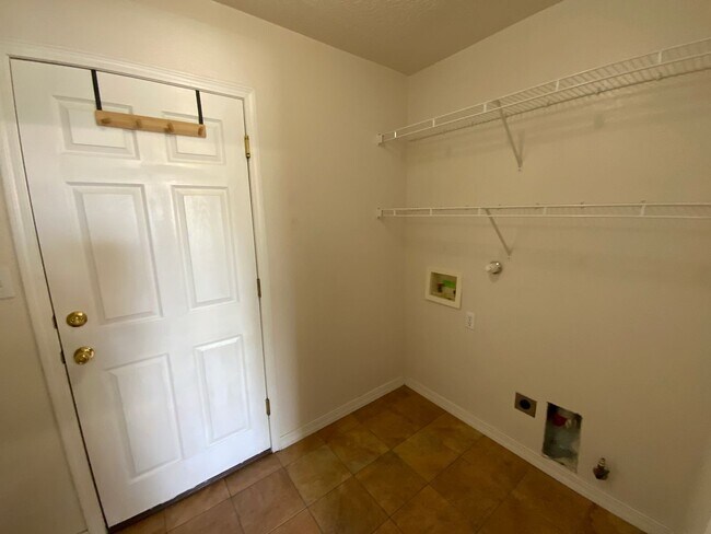 Building Photo - 4 Bedroom Home Available Near Golf Course ...