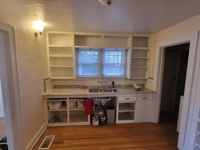 Building Photo - 2 BEDROOM AND 1 BATH NEXT TO UNM CAMPUS