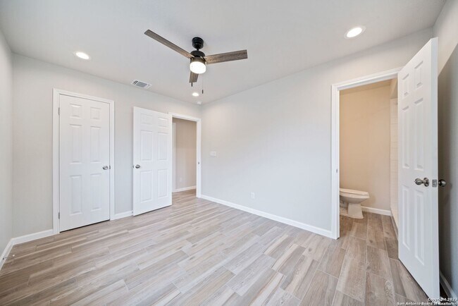 Building Photo - Charming Home Awaits: Spacious & Modern Li...