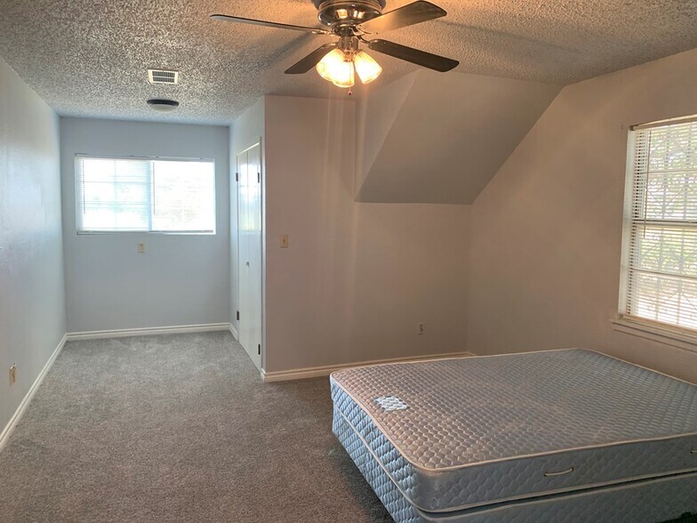 Building Photo - 984 E Schirra Dr