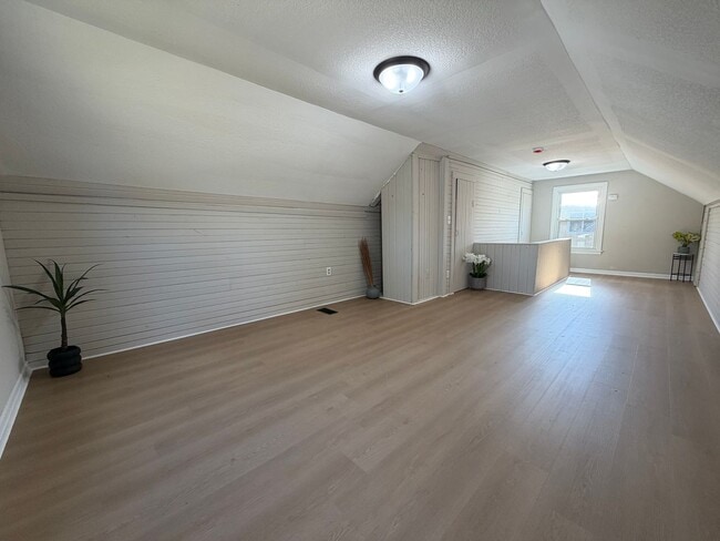 Building Photo - Remodeled 3 bed, 1 bath home for rent in E...