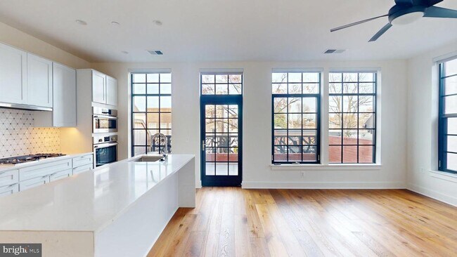 Building Photo - 1312 King St