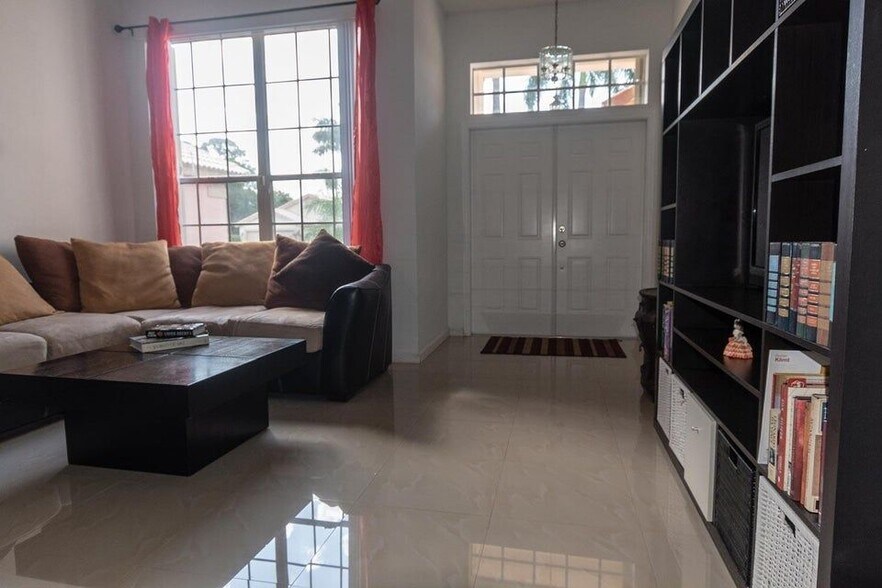 Building Photo - 608 Lake Wellington Dr