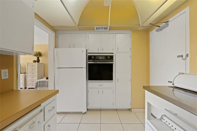 Building Photo - 3700 Galt Ocean Dr