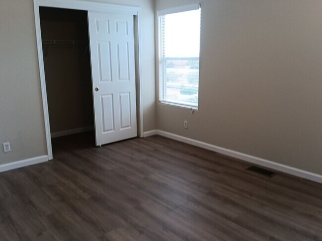 Building Photo - Stunning 4-bedroom, 2.5-bathroom home in R...
