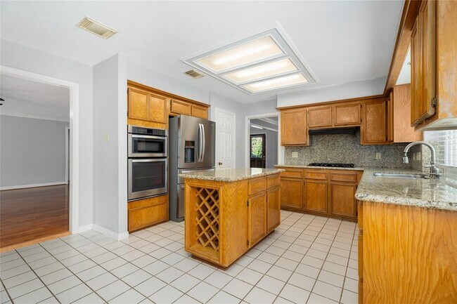 Building Photo - 15127 Greenleaf Ln