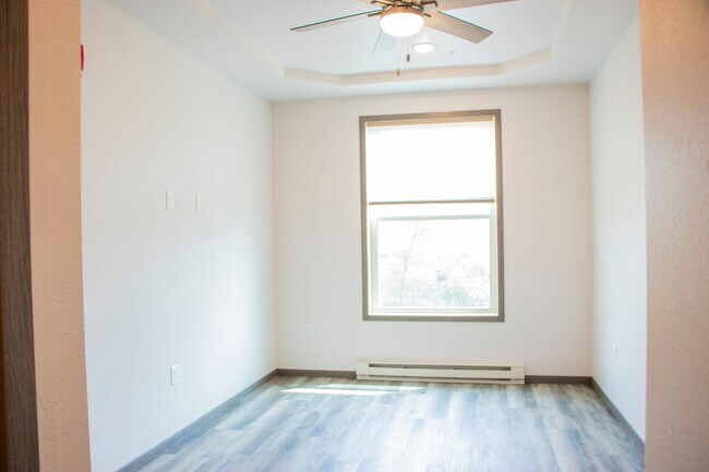 Building Photo - Spacious 1 Bed Available May 1st!
