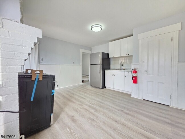 Building Photo - 8 Lincoln Ave