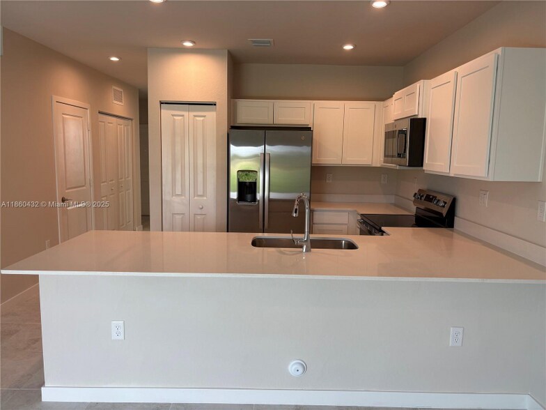 Building Photo - 1014 W Davis Pkwy