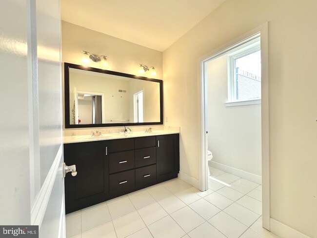 Building Photo - 1009 Lakeview Ct