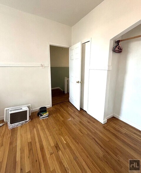 Building Photo - 3BR 1BA Top Floor Brick Townhouse w/ Commu...