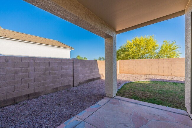 Building Photo - Move right in to your dream home!